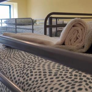 a bed with a blanket on top of it at Recanto do Algarve in Olhão