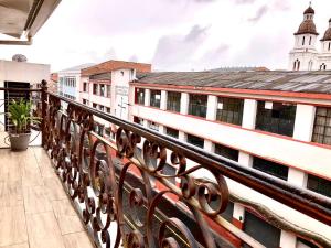 uma varanda com vista para um edifício em Family Apartment centro ciudad + Netflix em Cuenca
