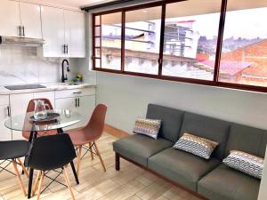 uma sala de estar com um sofá e uma mesa em Family Apartment centro ciudad + Netflix em Cuenca