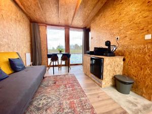 ein Zimmer mit einem Sofa und einem Tisch in einem Zimmer in der Unterkunft Off-Grid Boat Experience - Stay Zero Footprint in Utrecht