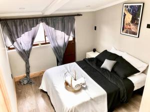um quarto com uma cama em preto e branco e uma janela em Family Apartment centro ciudad + Netflix em Cuenca