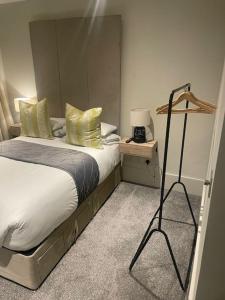 a hotel room with a bed with angth at Luxurious 1 Bed - CITY VIEWS in Liverpool