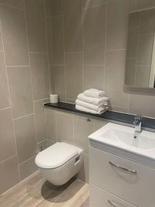 a bathroom with a white toilet and a sink at Luxurious 1 Bed - CITY VIEWS in Liverpool