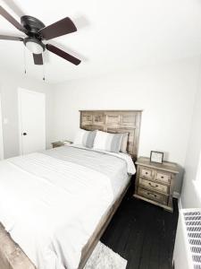 Un pat sau paturi într-o cameră la The Gateway: Entire Apartment 7 mins from airport