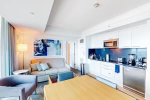 cocina y sala de estar con sofá y mesa en The Residential Suites at the Ritz-Carlton, Fort Lauderdale #1511 en Fort Lauderdale