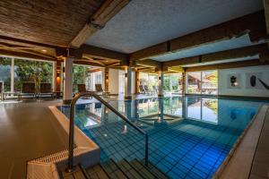Bazén v ubytování Hotel Lamm Baiersbronn Mitteltal nebo v jeho okolí