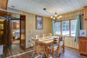 Fotografie z fotogalerie ubytování Lakefront Townsend Cabin with Fire Pit and Dock! v destinaci Townsend + 22 fotografií