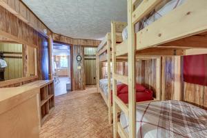 Krevet ili kreveti na kat u jedinici u objektu Lakefront Townsend Cabin with Fire Pit and Dock!