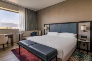 Cama ou camas em um quarto em Geneva Marriott Hotel