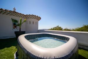 Bazén v ubytování La Bastide de Saint Barnabé - Jacuzzi Terrasse Clim Wifi Parking Petanque nebo v jeho okolí