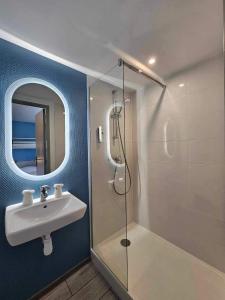 Ένα μπάνιο στο Cit'hotel Design Booking Evry Saint-Germain-lès-Corbeil Sénart +56 φωτογραφίες