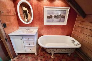 Ένα μπάνιο στο Davis Cabin, Historic Charmer +34 φωτογραφίες