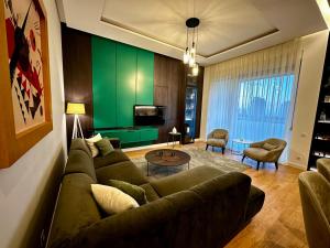 プリシュティナにあるthe Prime Apartmentのソファとテーブルのあるリビングルーム +11枚の写真
