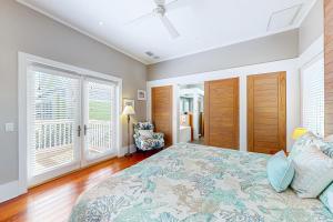 um quarto com uma cama grande e janelas em Sunshine Haven em Carrabelle