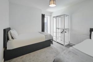 um quarto com 2 camas e uma janela em Host & Stay - The Globe, Apartment 3 em Guisborough