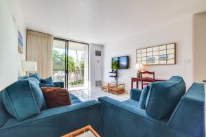 Χώρος καθιστικού στο Kihei Haven at Village by the Sea, Steps to Beach!