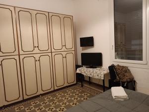 ein Schlafzimmer mit einem Bett und einem Schreibtisch mit einem Computer in der Unterkunft B&B Matteotti 23 in Bologna