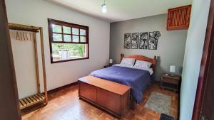 Ein Bett oder Betten in einem Zimmer der Unterkunft Casa com banheira no centro de Campos do Jordao SP