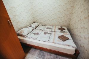 - un petit lit dans une petite pièce dans l'établissement Matias Apartment, à Valjevo