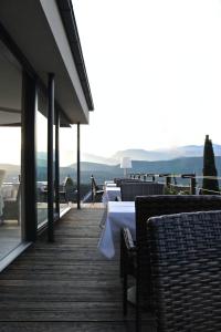 un restaurant avec des tables et des chaises sur un balcon dans l'établissement Das Panorama Dependance, à Caldaro
