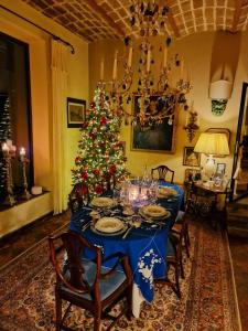 AlleronaCountry House La Collina di Bargiano - Casa Raffaella的餐厅里有一张桌子，桌子上摆着一棵圣诞树
