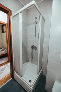 La salle de bains est pourvue d'une douche et d'une baignoire. dans l'établissement Matias Apartment, à Valjevo