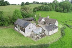 uma vista aérea de uma grande casa num campo em Cwm Pelved is a large 6 bedroom holiday home close to Hay on Wye - with incredible views em Hereford