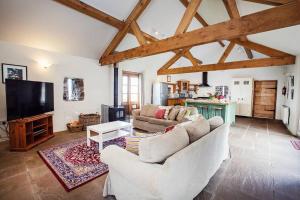 Zona d'estar a Cwm Pelved is a large 6 bedroom holiday home close to Hay on Wye - with incredible views