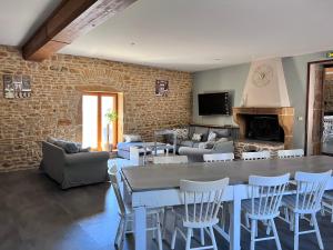 - un salon avec une table et des chaises dans l'établissement Domaine des Vignes, à Bagnols