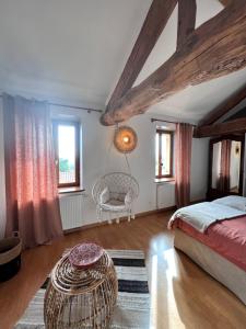 - une chambre avec un lit, une chaise et des fenêtres dans l'établissement Domaine des Vignes, à Bagnols