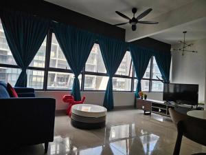 Ruang duduk di KLCC Family Suite ArtePlus Level 32