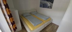 1 dormitorio pequeño con 1 cama pequeña en la esquina en S4 Resort Kouty en Loučná nad Desnou