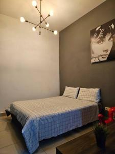 Een bed of bedden in een kamer bij KLCC Family Suite ArtePlus Level 32