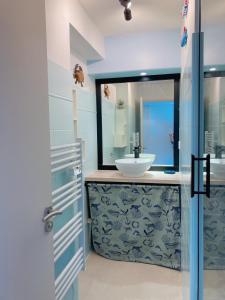 a bathroom with a sink and a mirror at Au Ti Menhir * 2 à 4 vacanciers * Piscine * WIFI in Carnac