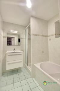 Baño blanco con bañera y lavamanos en Kezeg ar lann, en Lauzach