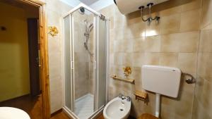 ein Bad mit einer Dusche, einem WC und einem Waschbecken in der Unterkunft Hostdomus - Casa Borgata in Borgata Sestriere