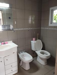 a bathroom with a toilet and a sink at Habitación privada en residencia CENTRO-NQN, baño ensuite in Neuquén