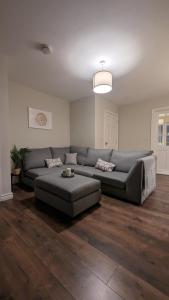 uma sala de estar com um sofá e uma mesa em The Cosy Beech em Lisnaskea