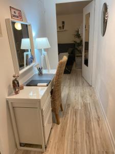 ein Badezimmer mit einem Waschtisch mit einem Spiegel und einem Waschbecken in der Unterkunft Hirondelle : Appartement privé avec garage in Annecy