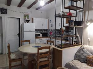 Kuchyňa alebo kuchynka v ubytovaní Villa L'Orée du bois