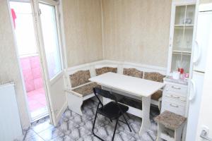 コンスタンツァにあるApartament Gabrielのデスク、テーブル、椅子が備わる客室です。