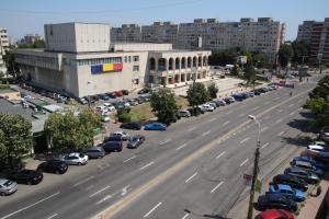 コンスタンツァにあるApartament Gabrielの駐車場車を停めた街道