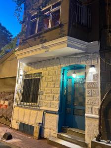 un bâtiment avec une porte bleue dans une rue dans l'établissement Taksim Sofa House by Rodin, à Istanbul