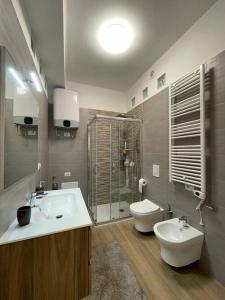 La salle de bains est pourvue de 2 lavabos, d'une douche et de toilettes. dans l'établissement Dimora raggio di sole, à Mottola