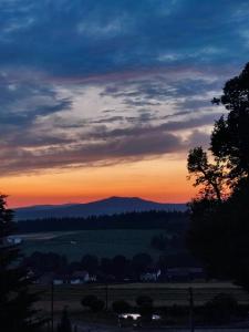 WaldershofにあるFerienwohnung AlpakasvomWeissensteinの山を背景にした畑に沈む夕日