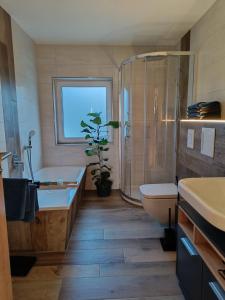 WaldershofにあるFerienwohnung AlpakasvomWeissensteinの浴槽、トイレ、洗面台を備えたバスルーム