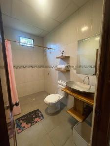 ein Bad mit einem WC und einem Waschbecken in der Unterkunft La Casa De Eros in Ayampe