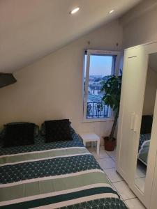 a small bedroom with a bed and a window at Nid Douillet Proche Paris in Vitry-sur-Seine