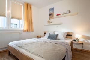 Un dormitorio con una cama grande y una ventana. en Strandpark-Grossenbrode-Haus-Meerblick-Wohnung-2, en Großenbrode