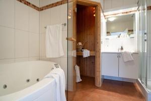 Un baño blanco con bañera y lavabo. en Strandpark-Grossenbrode-Haus-Meerblick-Wohnung-2, en Großenbrode 11 fotos más